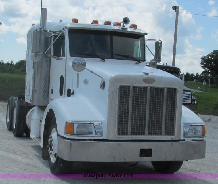 image for item J8549 1999 Peterbilt 377 semi truck