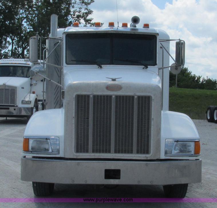 image for item J8549 1999 Peterbilt 377 semi truck