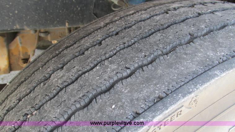 image for item J8549 1999 Peterbilt 377 semi truck