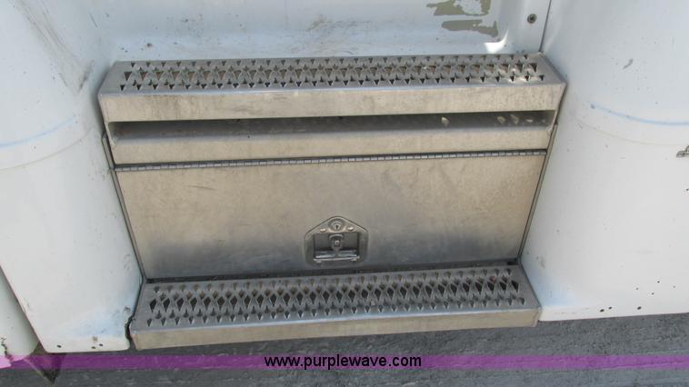 image for item J8549 1999 Peterbilt 377 semi truck