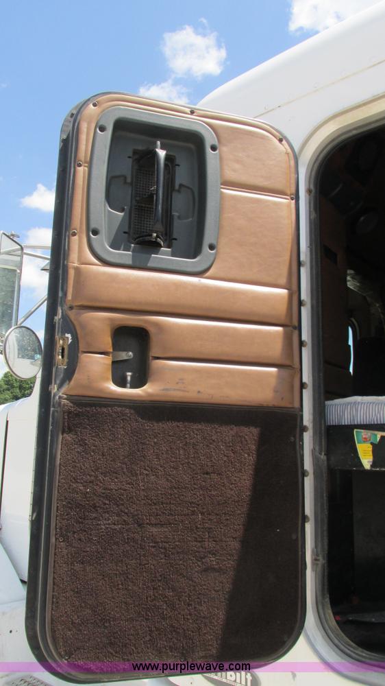 image for item J8549 1999 Peterbilt 377 semi truck