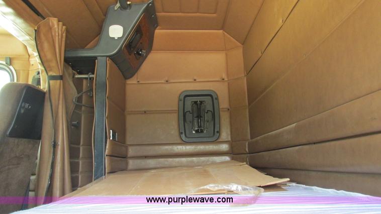 image for item J8549 1999 Peterbilt 377 semi truck