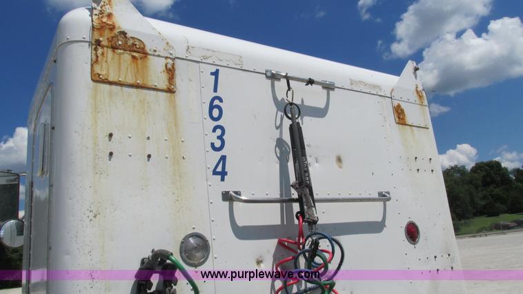 image for item J8549 1999 Peterbilt 377 semi truck