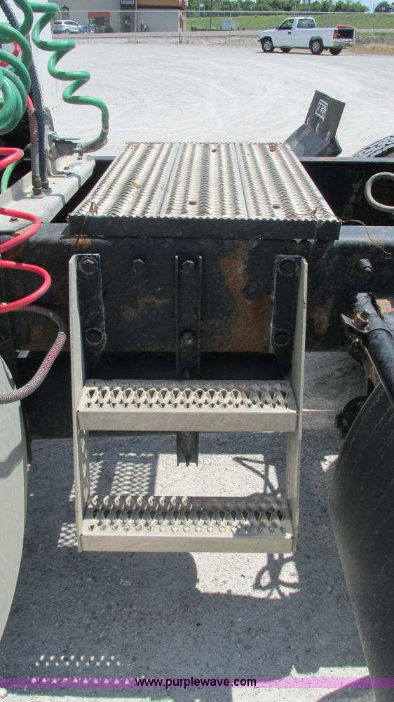 image for item J8549 1999 Peterbilt 377 semi truck