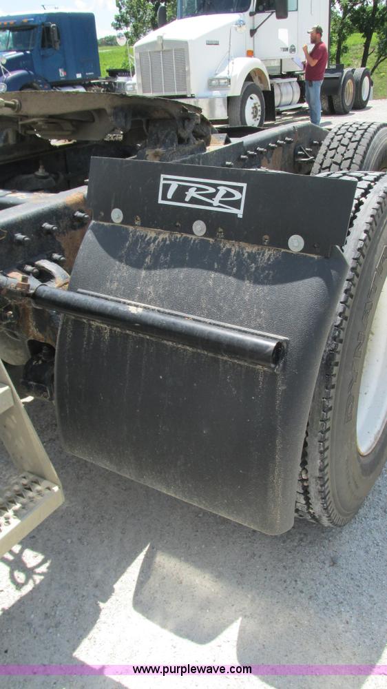 image for item J8549 1999 Peterbilt 377 semi truck