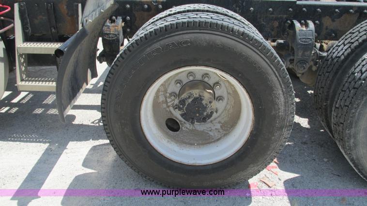 image for item J8549 1999 Peterbilt 377 semi truck