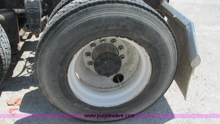 image for item J8549 1999 Peterbilt 377 semi truck