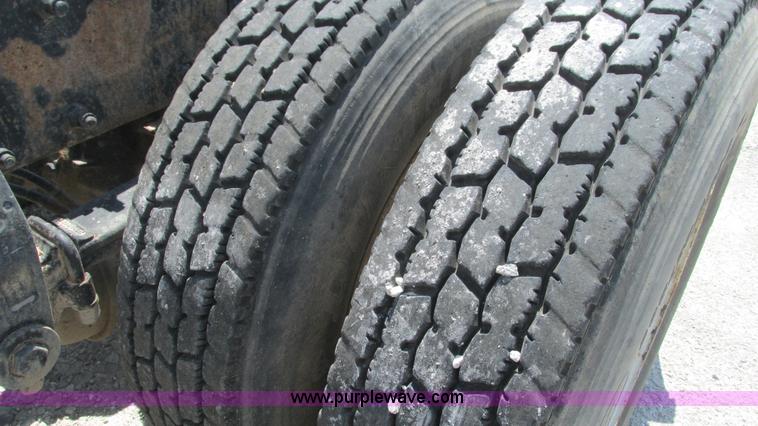 image for item J8549 1999 Peterbilt 377 semi truck