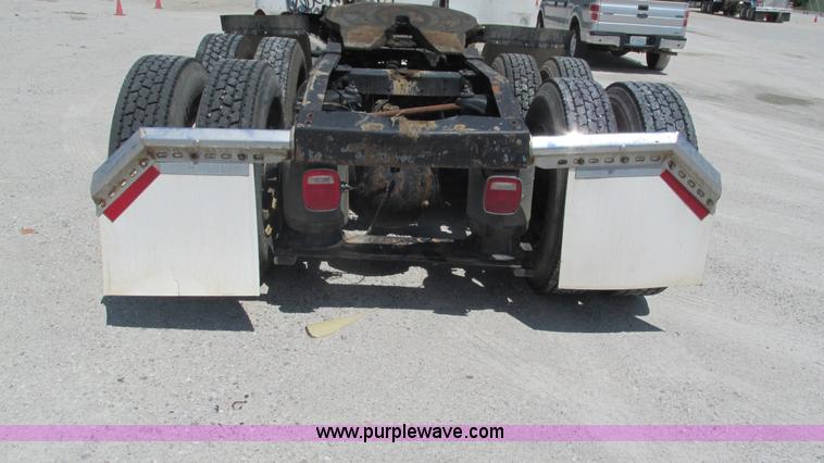 image for item J8549 1999 Peterbilt 377 semi truck