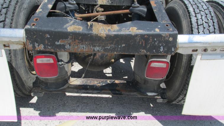 image for item J8549 1999 Peterbilt 377 semi truck