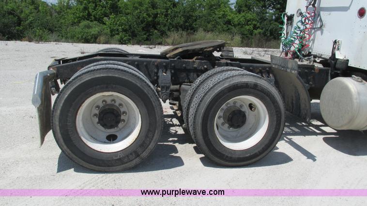 image for item J8549 1999 Peterbilt 377 semi truck