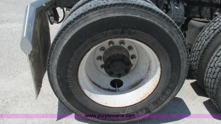 image for item J8549 1999 Peterbilt 377 semi truck