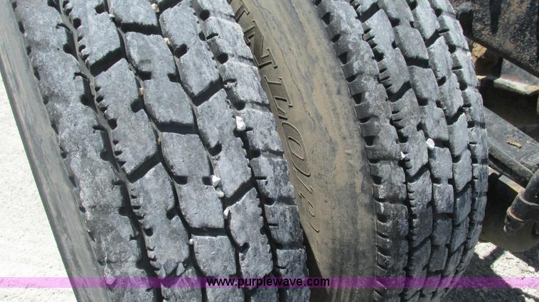 image for item J8549 1999 Peterbilt 377 semi truck