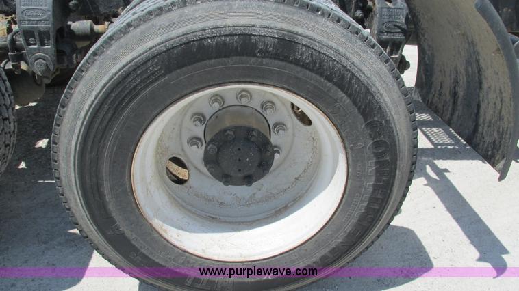 image for item J8549 1999 Peterbilt 377 semi truck