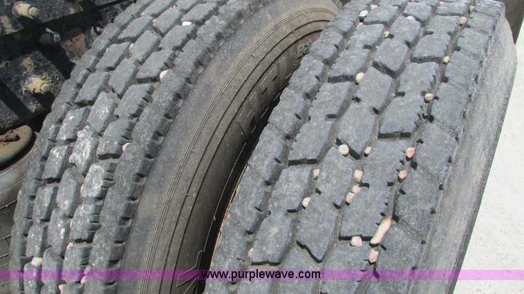 image for item J8549 1999 Peterbilt 377 semi truck