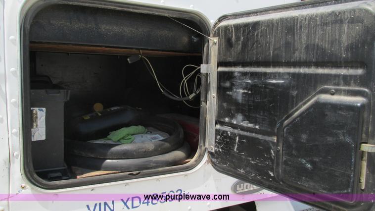 image for item J8549 1999 Peterbilt 377 semi truck