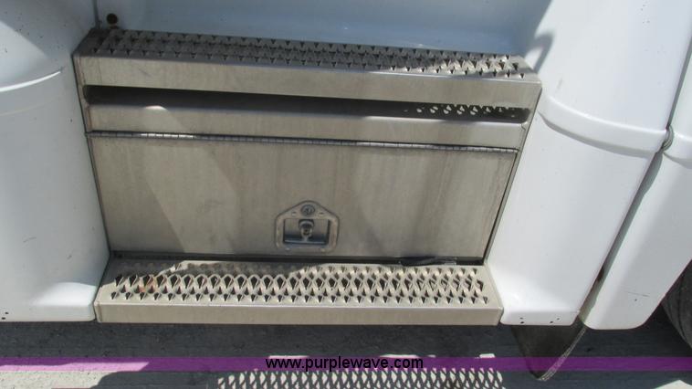 image for item J8549 1999 Peterbilt 377 semi truck