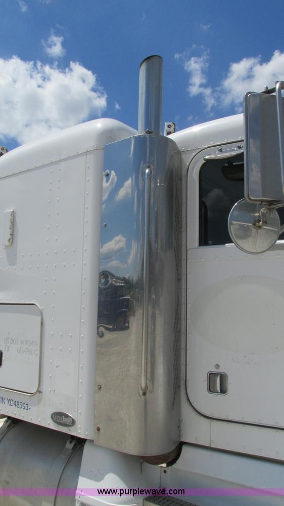 image for item J8549 1999 Peterbilt 377 semi truck