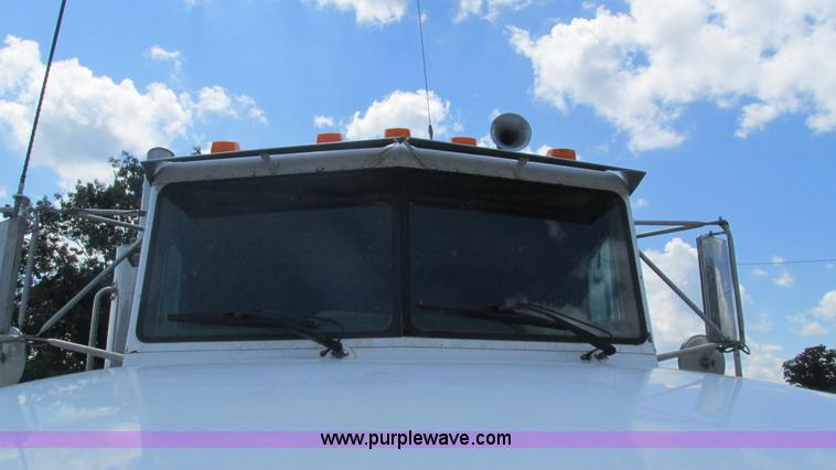 image for item J8549 1999 Peterbilt 377 semi truck