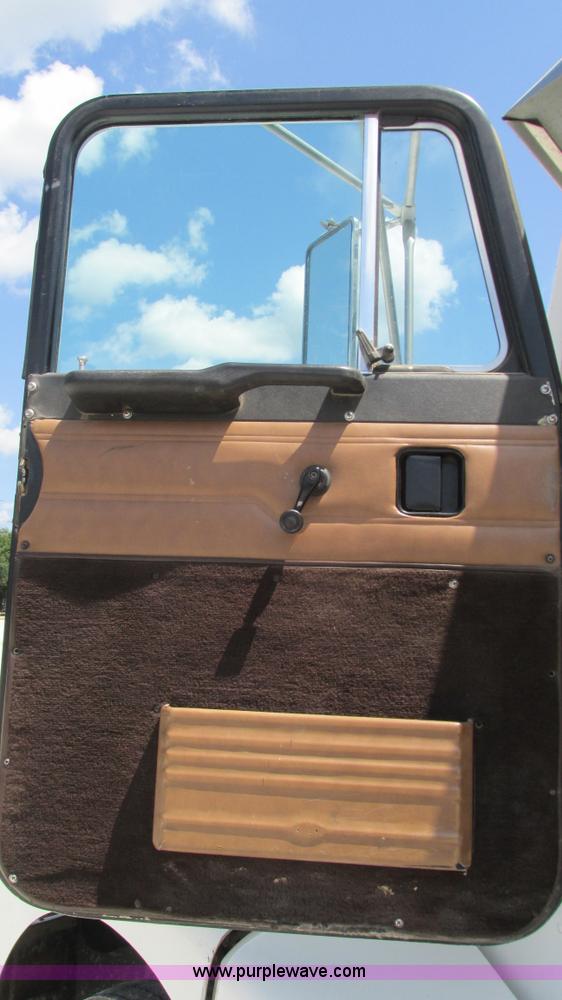 image for item J8549 1999 Peterbilt 377 semi truck