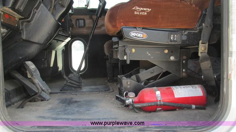 image for item J8549 1999 Peterbilt 377 semi truck