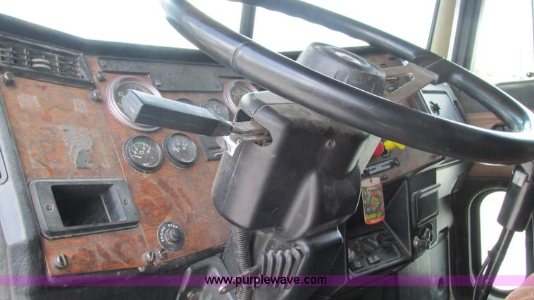 image for item J8549 1999 Peterbilt 377 semi truck