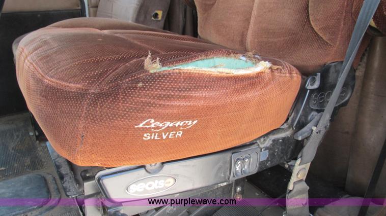 image for item J8549 1999 Peterbilt 377 semi truck