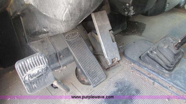 image for item J8549 1999 Peterbilt 377 semi truck