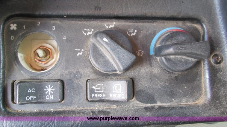 image for item J8549 1999 Peterbilt 377 semi truck