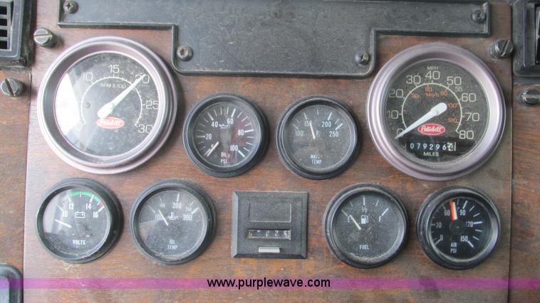 image for item J8549 1999 Peterbilt 377 semi truck