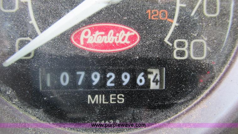 image for item J8549 1999 Peterbilt 377 semi truck