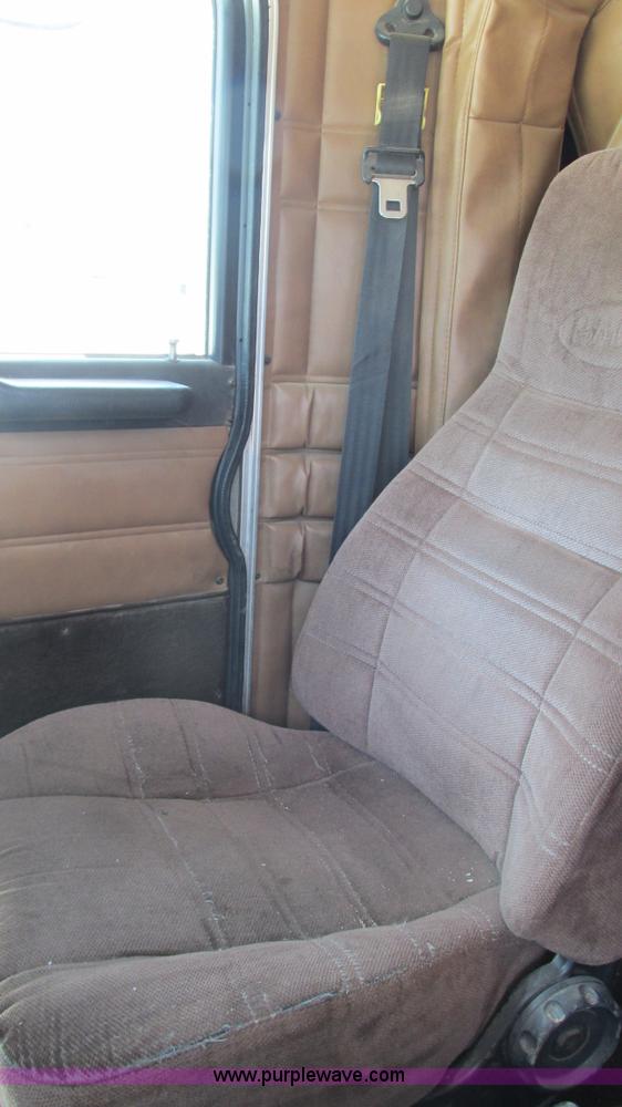 image for item J8549 1999 Peterbilt 377 semi truck