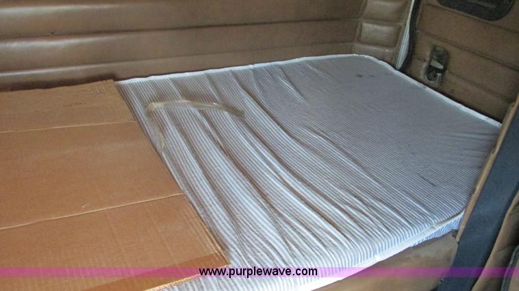 image for item J8549 1999 Peterbilt 377 semi truck