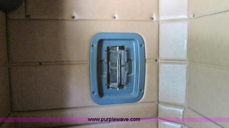 image for item J8549 1999 Peterbilt 377 semi truck