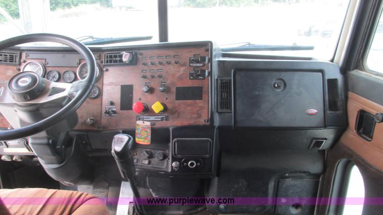 image for item J8549 1999 Peterbilt 377 semi truck