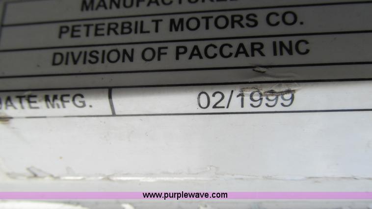 image for item J8549 1999 Peterbilt 377 semi truck