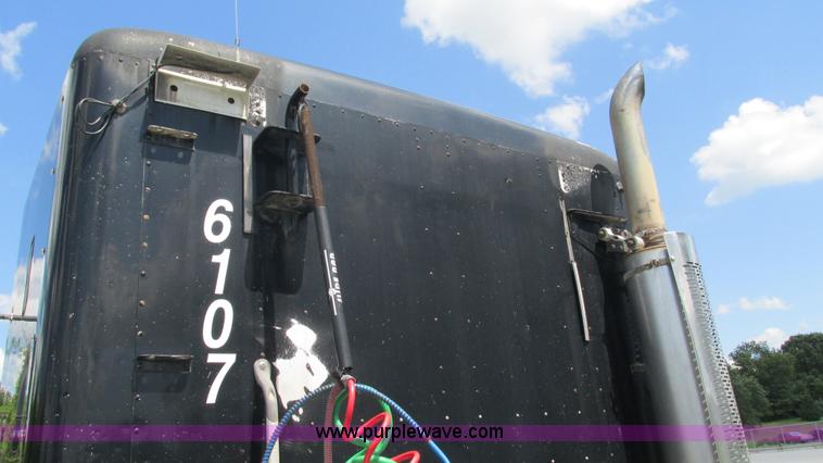 image for item J8550 2003 Freightliner Century ST120 semi truck