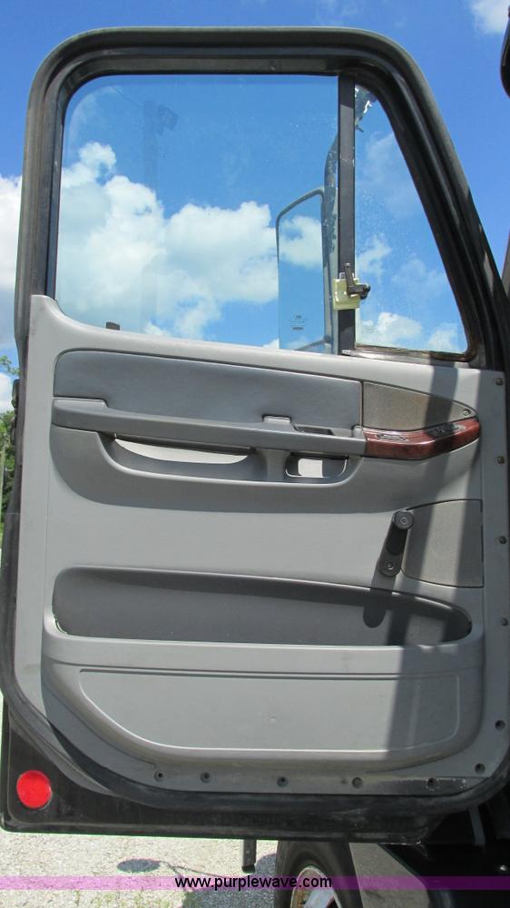 image for item J8550 2003 Freightliner Century ST120 semi truck