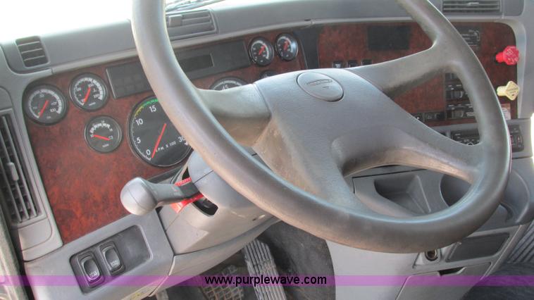 image for item J8550 2003 Freightliner Century ST120 semi truck