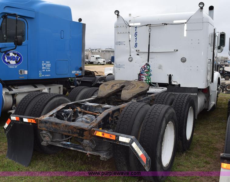 image for item K2354 1999 Peterbilt 377 semi truck