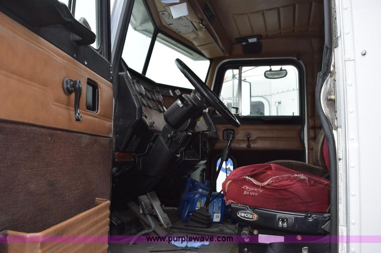 image for item K2354 1999 Peterbilt 377 semi truck