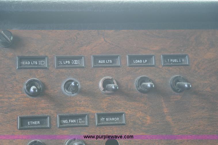 image for item K2354 1999 Peterbilt 377 semi truck