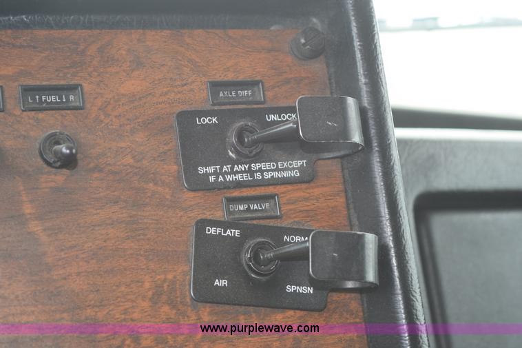 image for item K2354 1999 Peterbilt 377 semi truck