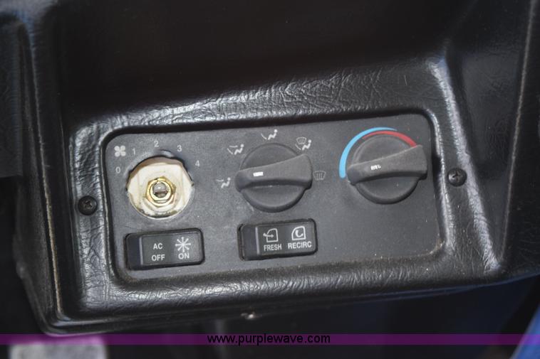 image for item K2354 1999 Peterbilt 377 semi truck