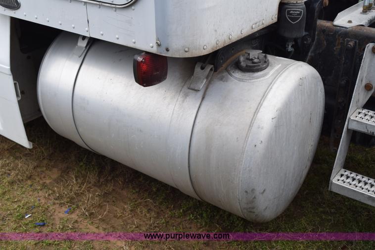 image for item K2354 1999 Peterbilt 377 semi truck