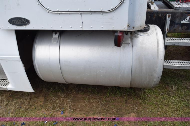 image for item K2354 1999 Peterbilt 377 semi truck