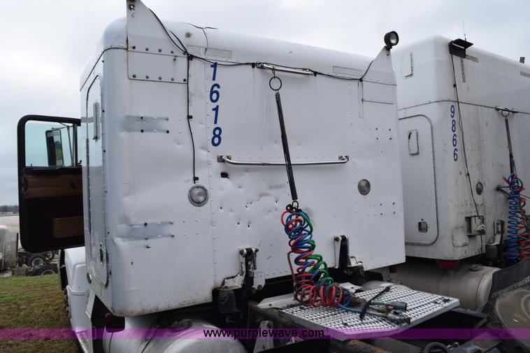 image for item K2354 1999 Peterbilt 377 semi truck