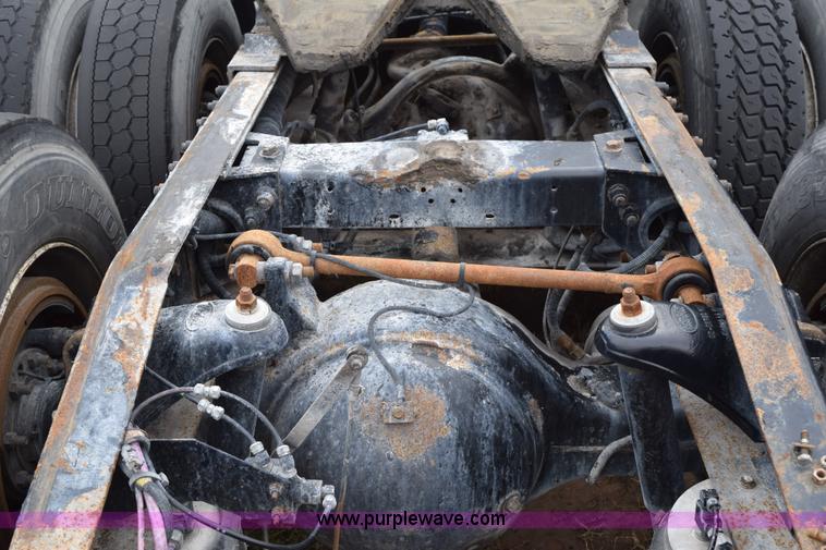 image for item K2354 1999 Peterbilt 377 semi truck