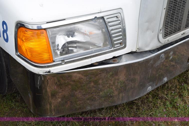 image for item K2354 1999 Peterbilt 377 semi truck