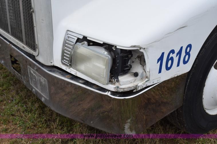 image for item K2354 1999 Peterbilt 377 semi truck